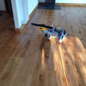 finishing the wood floor by applying oil