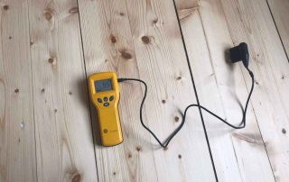 Humidity readings and moisture readings of pine wooden floor