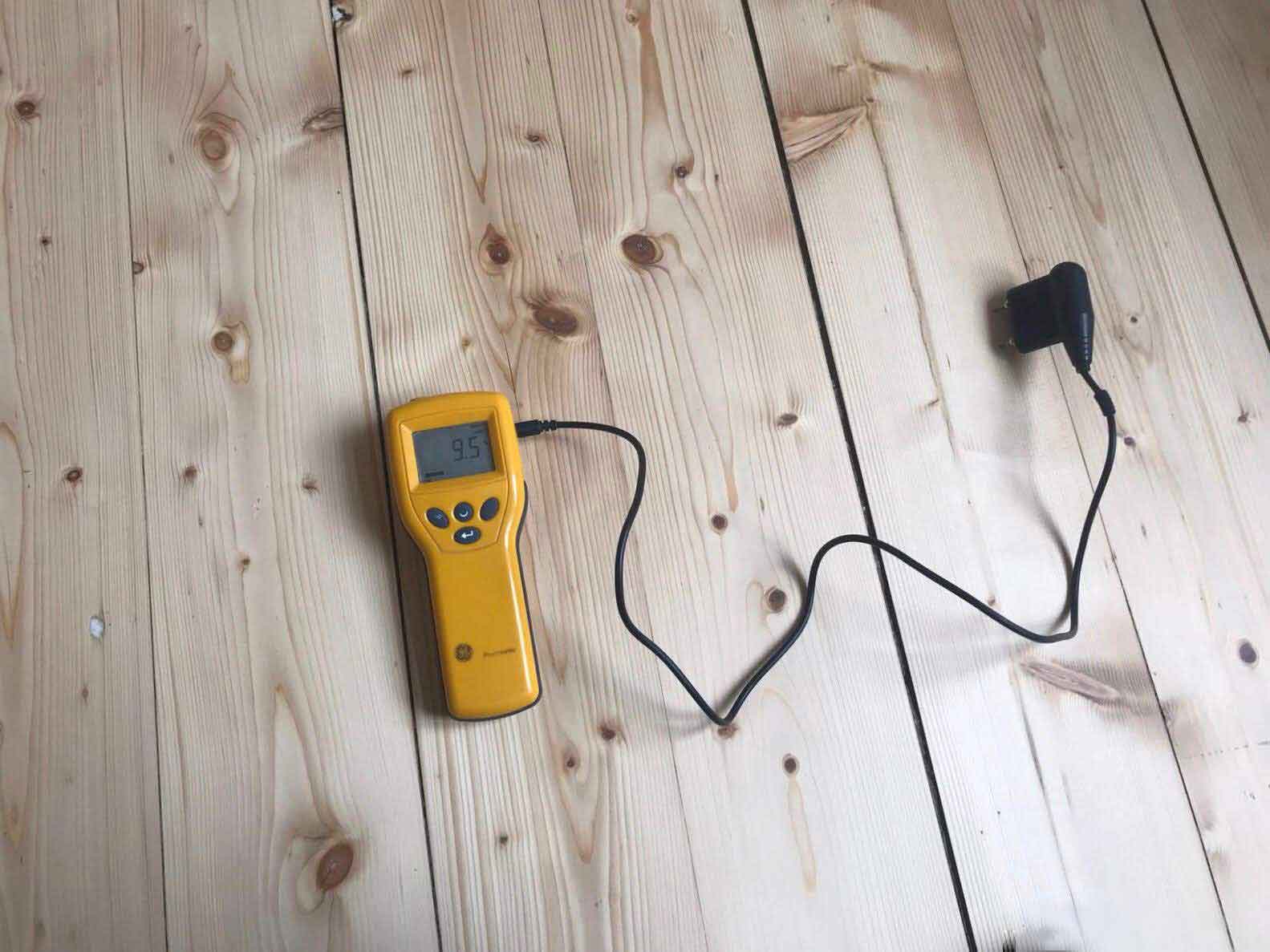 Humidity readings and moisture readings of pine wooden floor